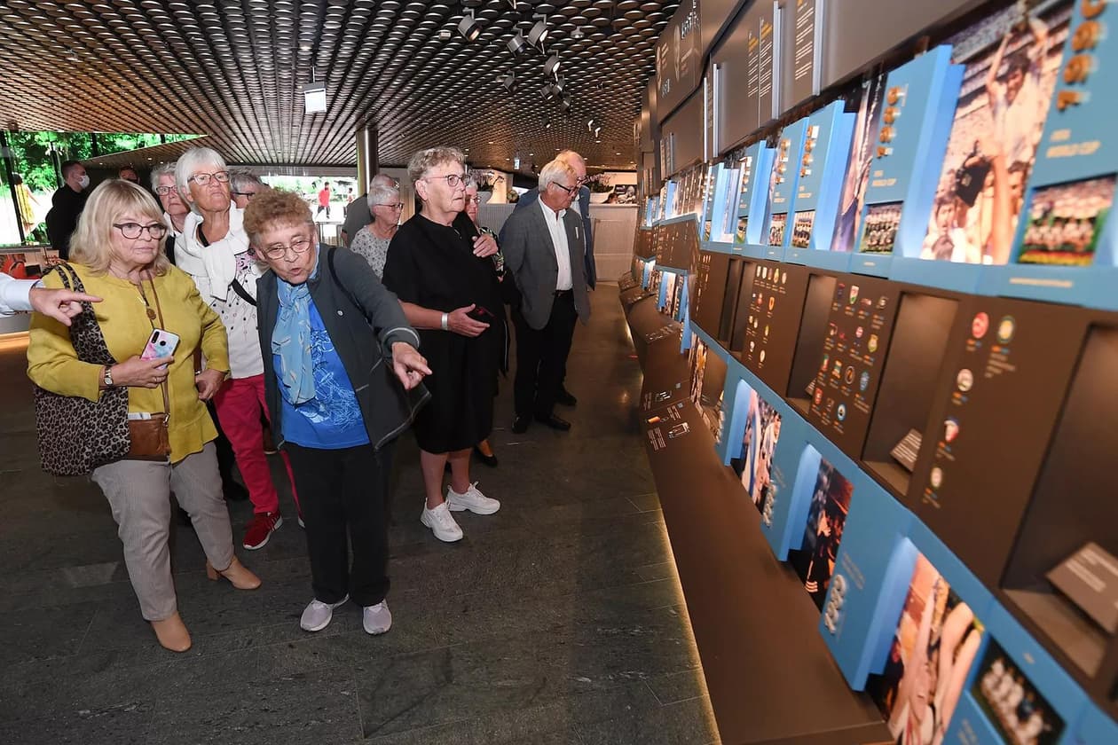 slide carousel image