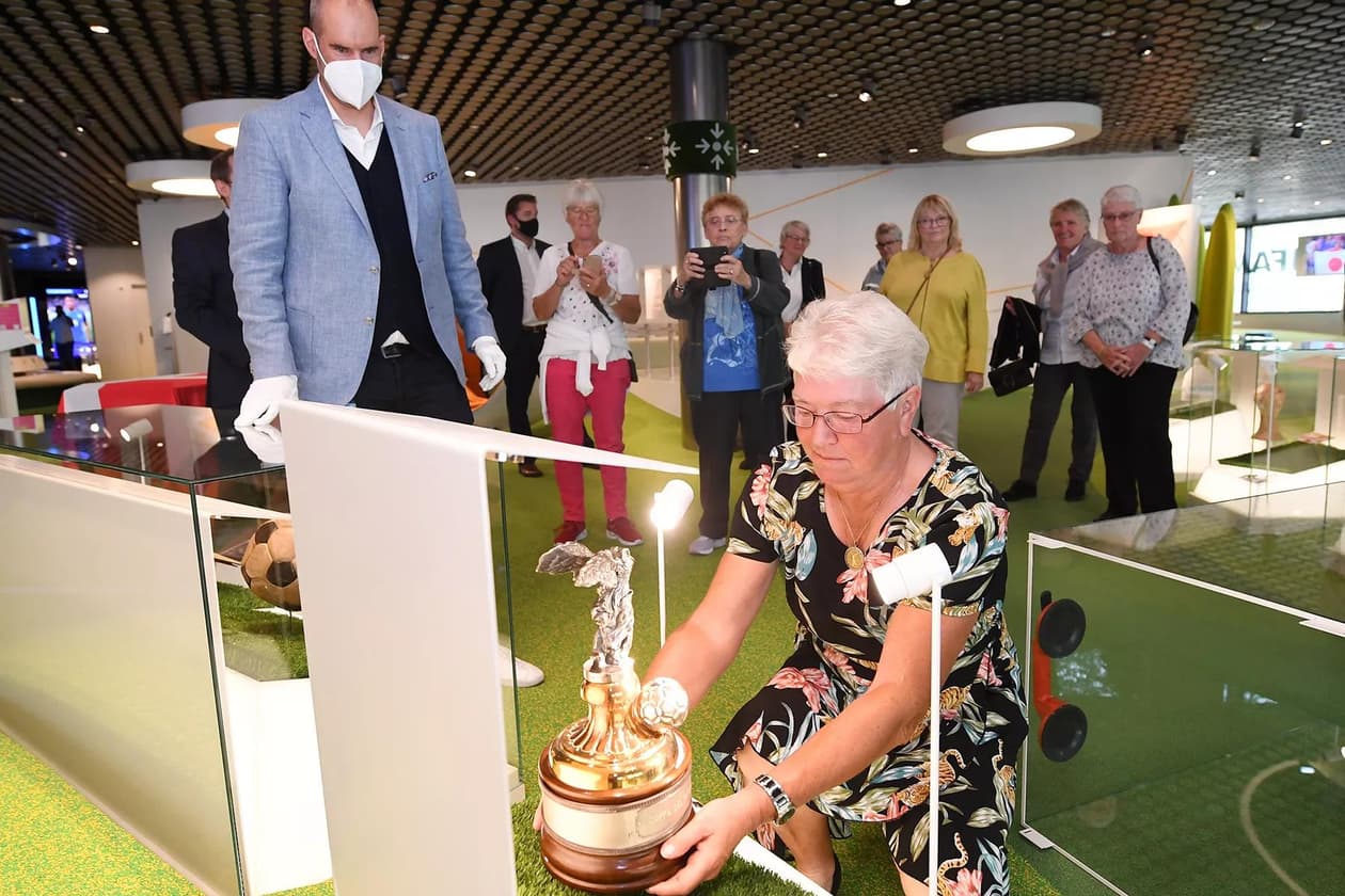 slide carousel image